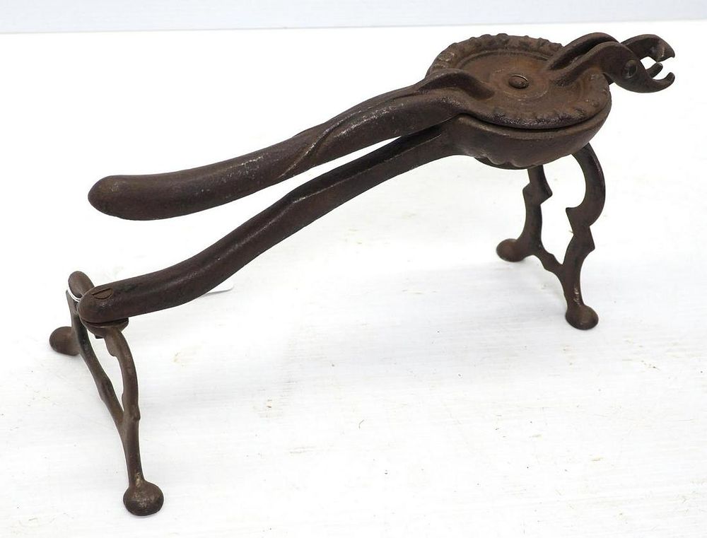 Lot 1235: Cast iron lemon squeezer