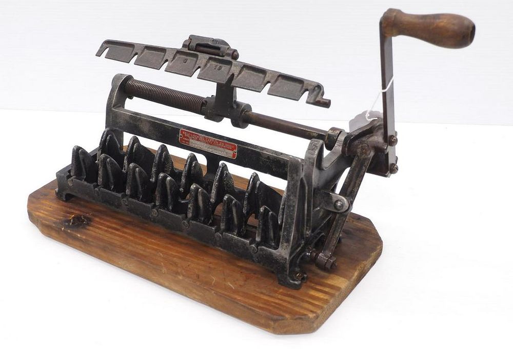Lot 1241: Self-Locking hand-operated egg carton maker
