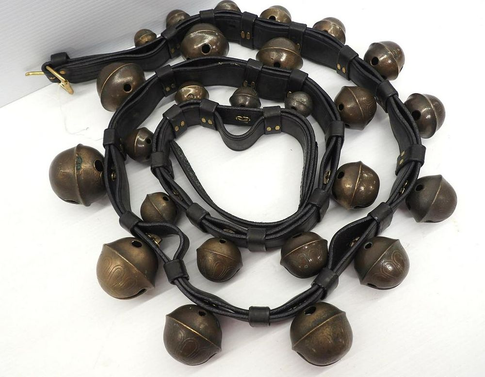 Lot 1256: Leather strap with 25 brass graduated sleigh bells