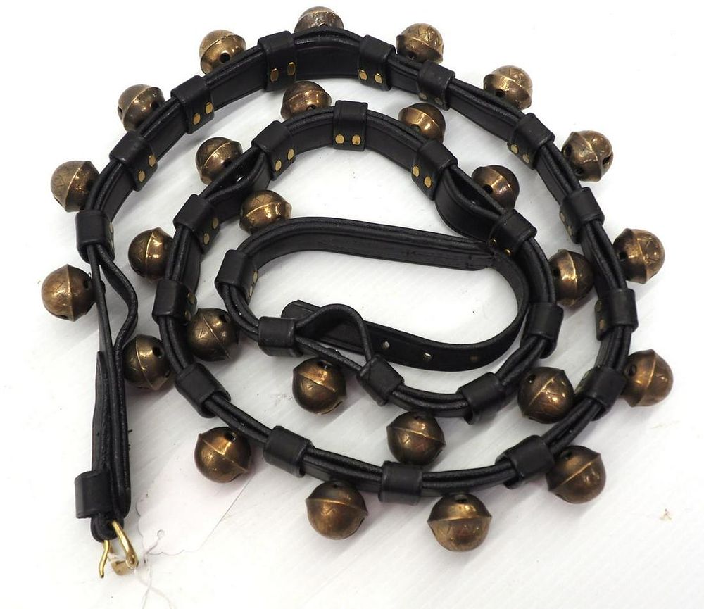 Lot 1259: Leather strap with 26 brass sleigh bells