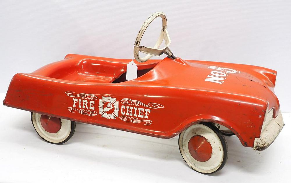 Lot 1299: Fire Chief No.5 pedal car by Midwest Industries