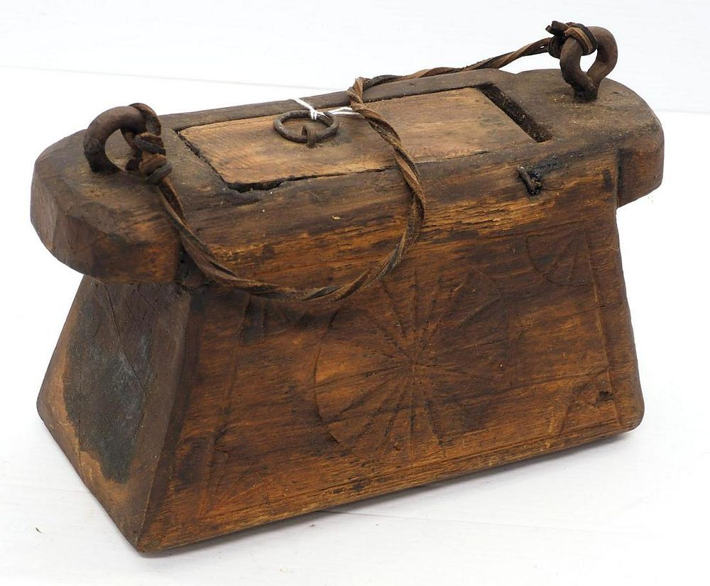 Lot 1331: Early wooden wagon grease pail