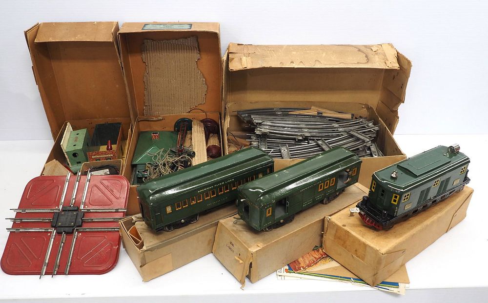 Lot 1333: American Flyer toy train set
