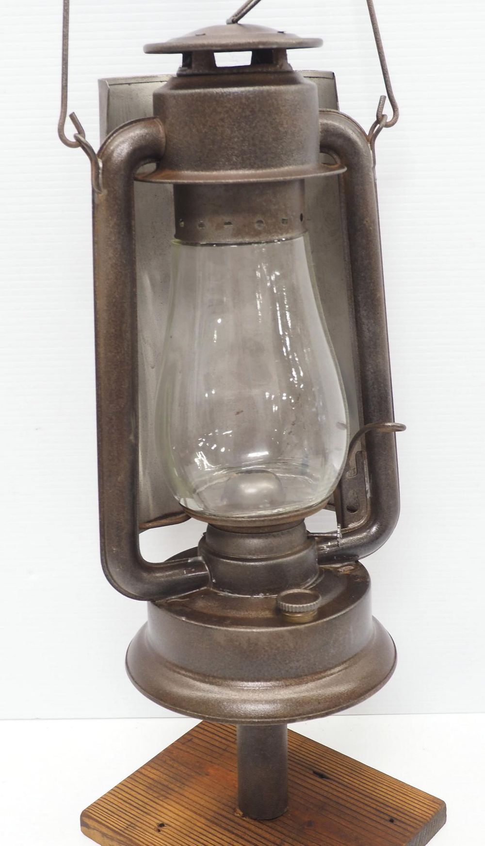 Lot 1373: Old Bliss barn lantern, pole-mounte