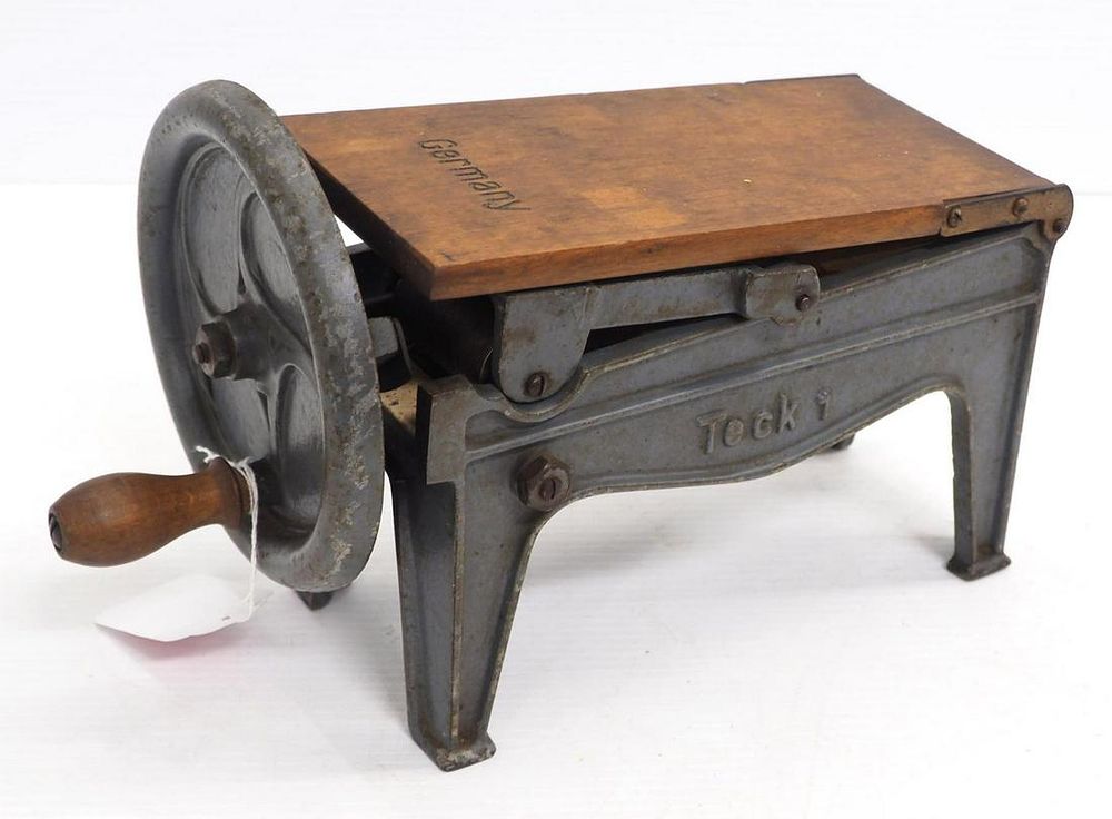 Lot 1391: Hand-crank pasta cutter