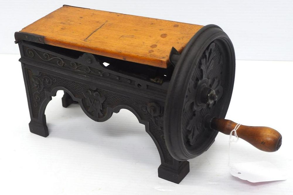 Lot 1392: Hand-crank pasta cutter