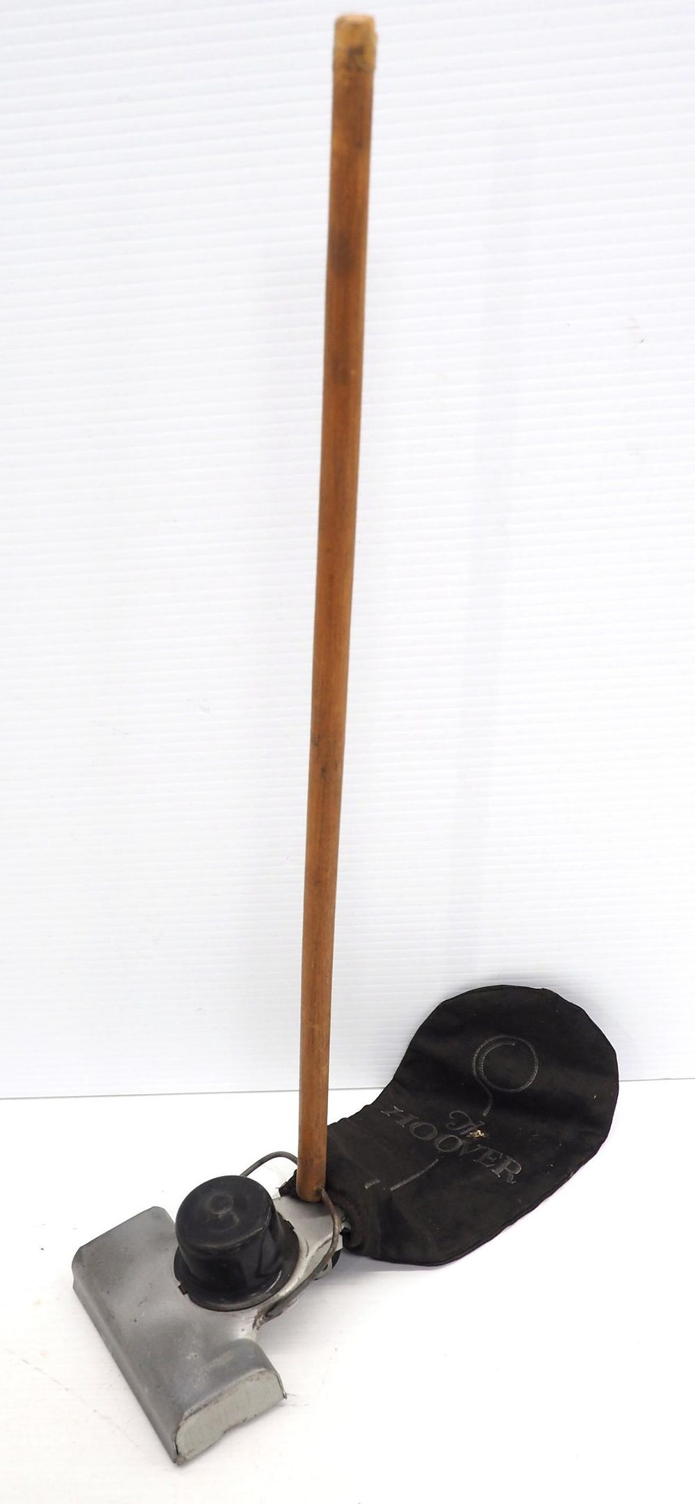 Lot 1425: Child's Hoover toy sweeper