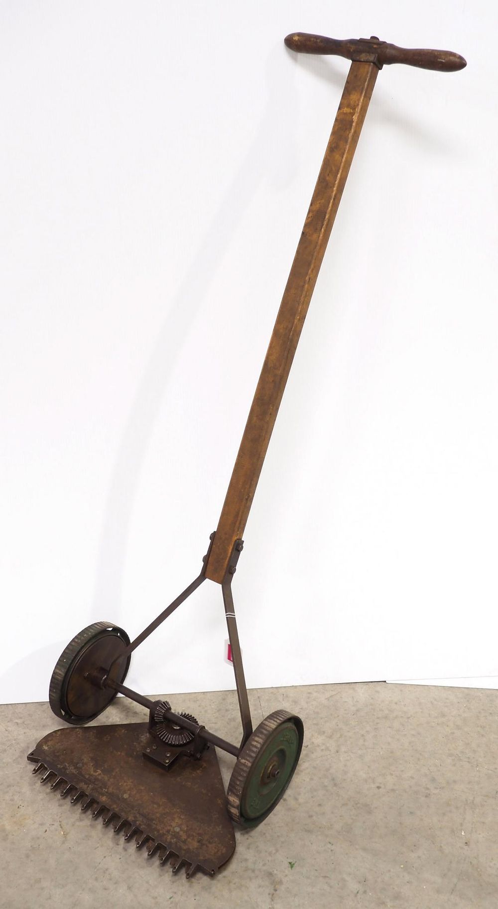 Lot 1432: Push-type Cadet cycle-type lawn mower