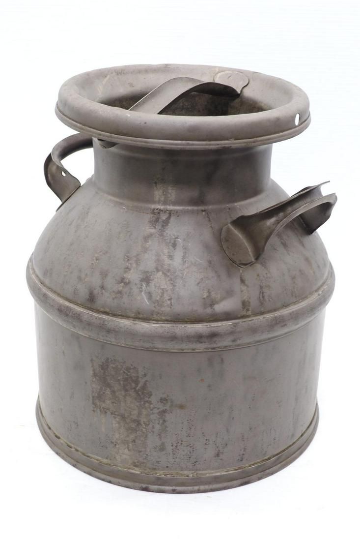 Lot 1457: 5 Gallon squatty-type milk can