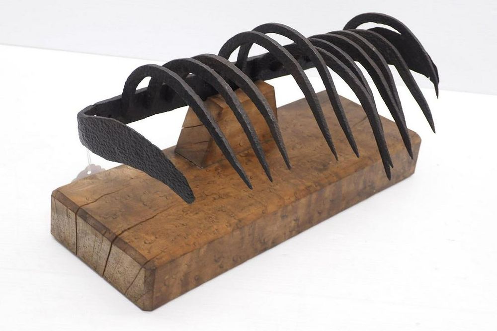 Lot 1475: Cast iron clam rake