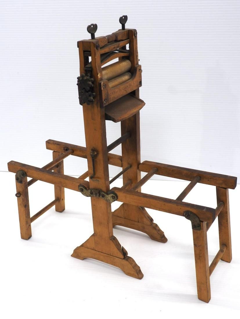 Lot 40: Salesman sample Lovell Mfg. clothes wringer