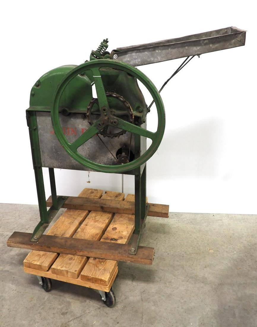 Lot 163: John Deere floor model corn sheller