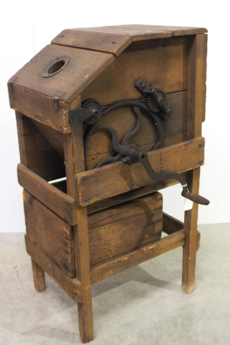 Lot 164: Ferriers early floor model wooden corn sheller