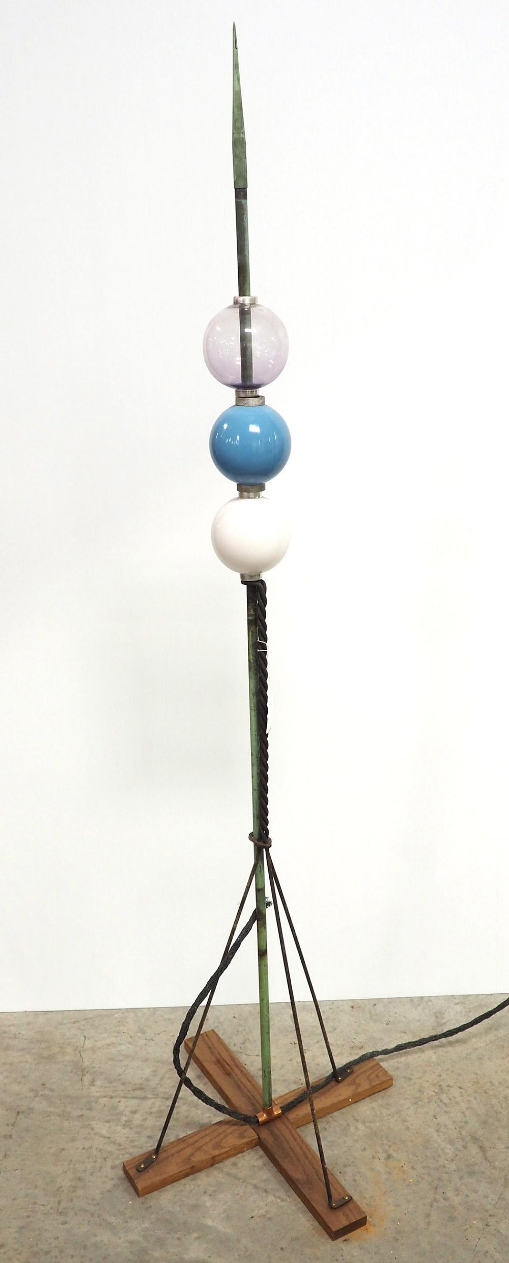 Lot 195: Lightning rod stand with (3) plainround balls