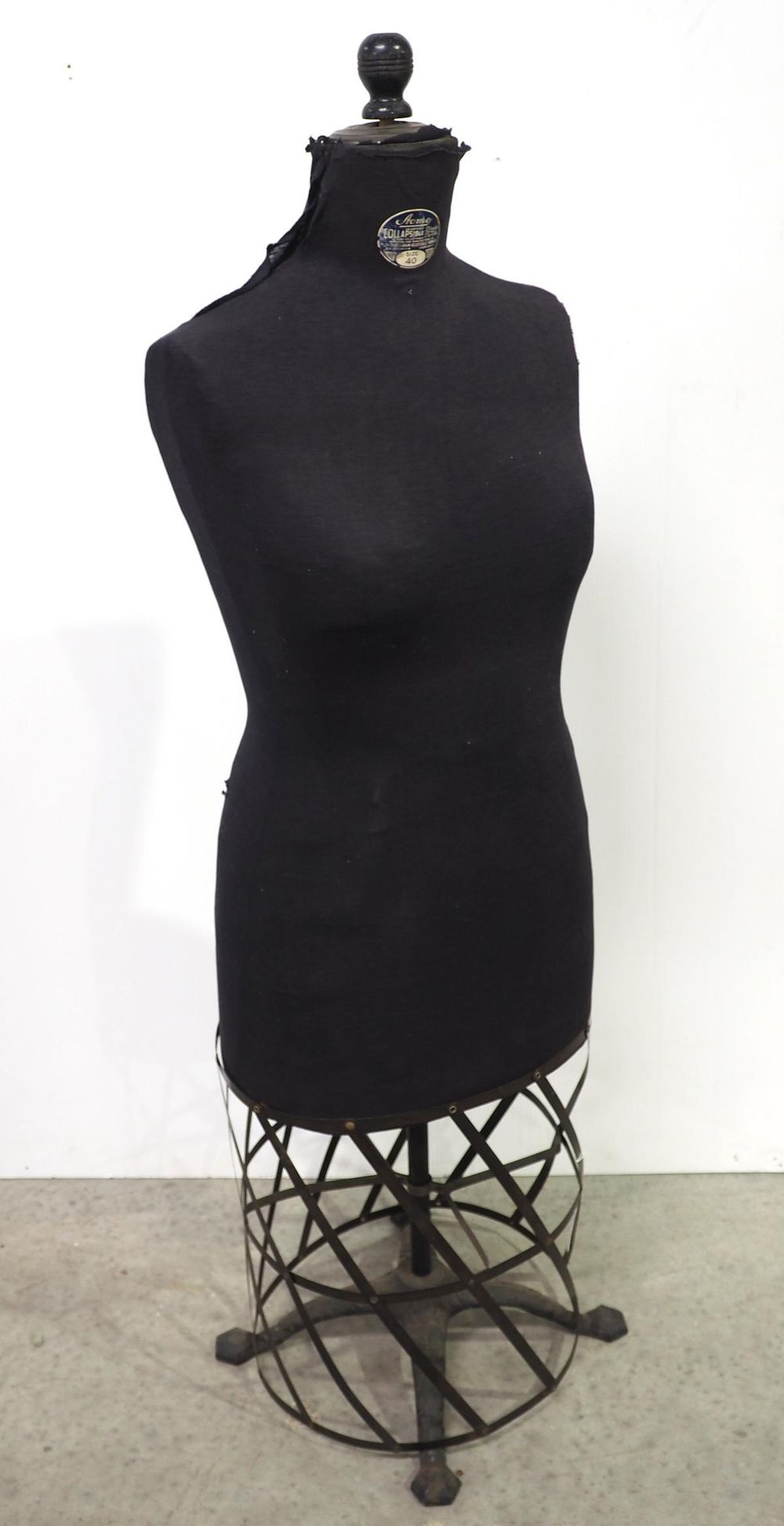 Lot 321: Acme Size 40 Collapsible dress form