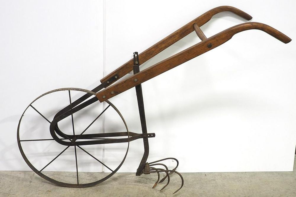 Lot 333: Push-type garden cultivator