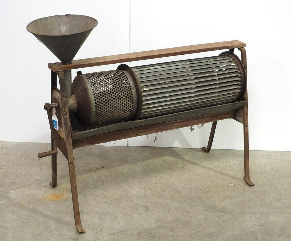 Lot 335: Floor model Universal Hoist seed corn grader