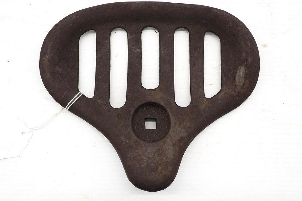Lot 375: Bicycle-type cast iron seat