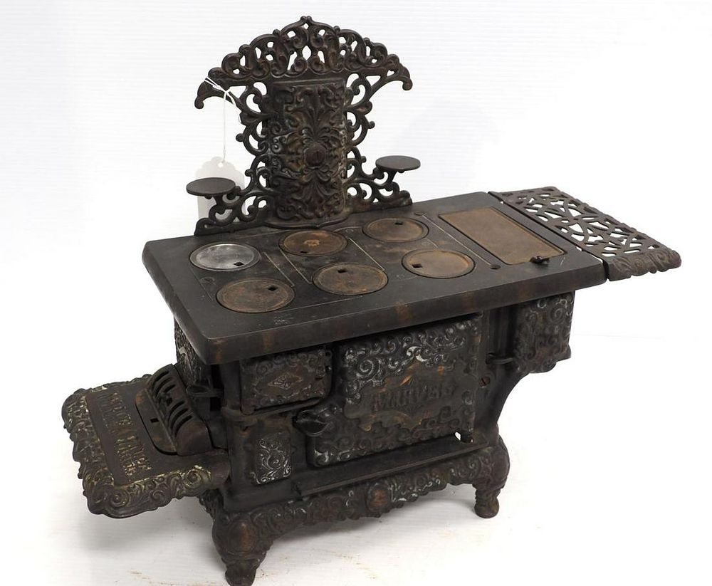 Lot 388: Cast iron salesman sample Marvel kitchen range
