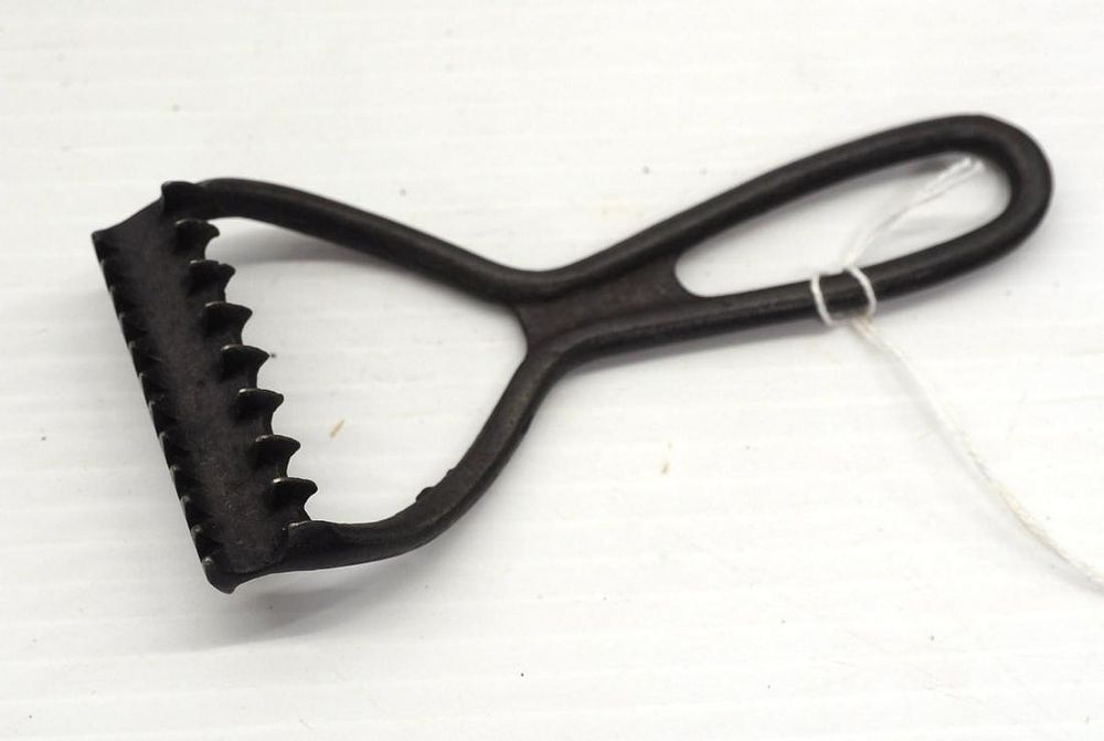 Lot 550: Hand-held corn shredder
