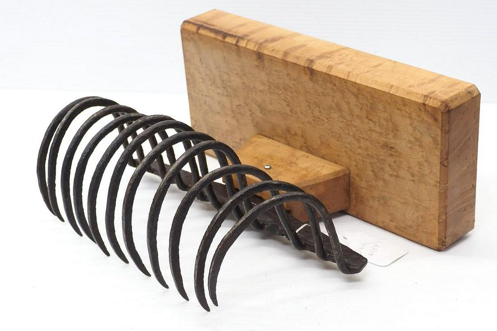 Lot 584: Cast iron clam rake