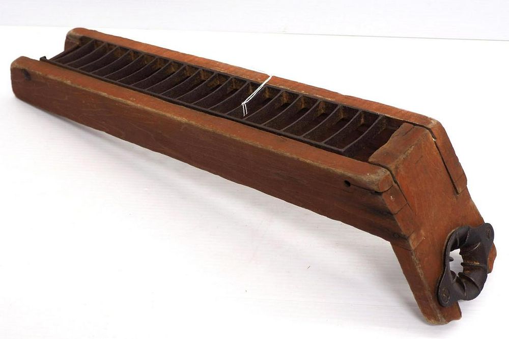 Lot 628: Hand scrub-type corn sheller with cast iron nubber