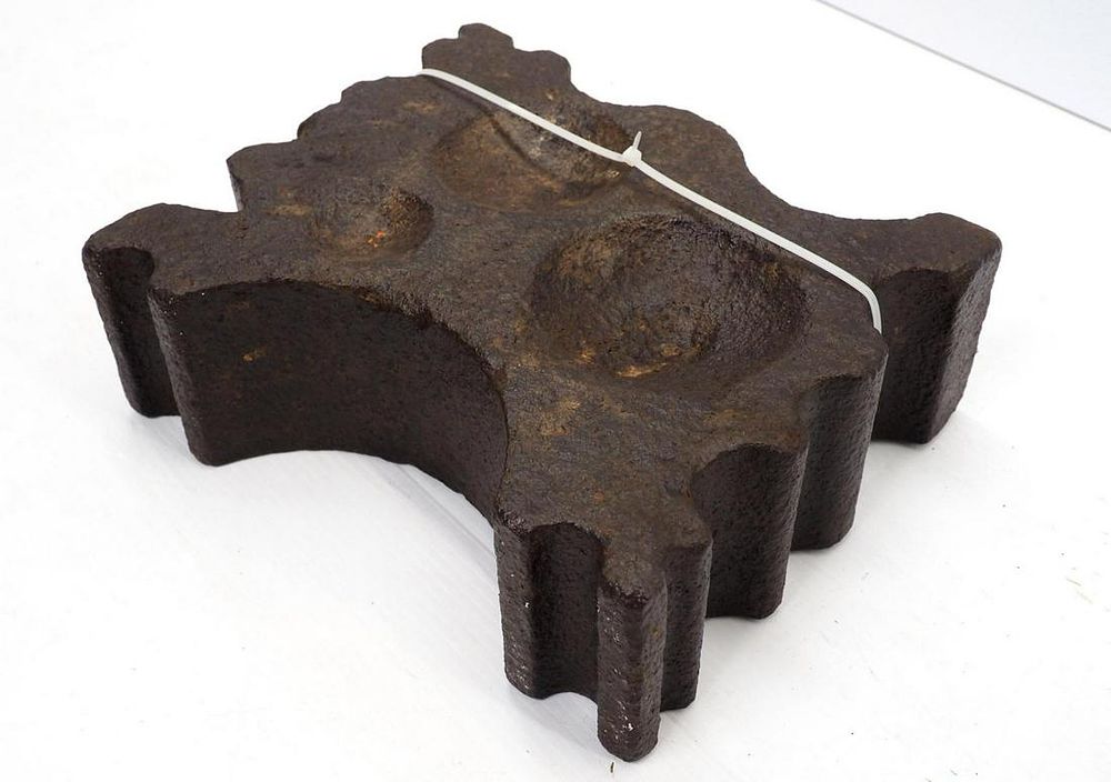 Lot 644: Cast iron swedge block