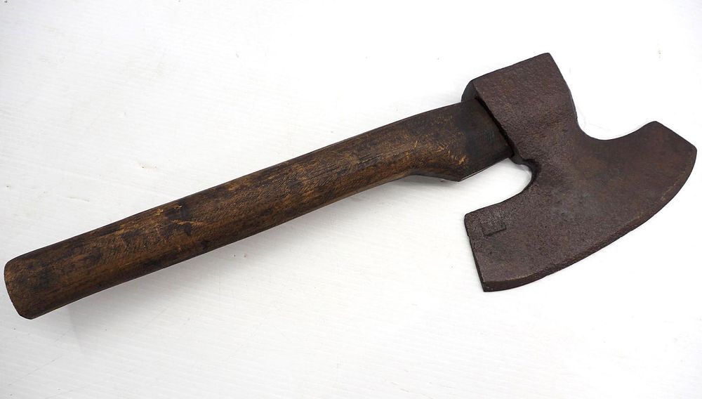 Lot 654: Goose wing axe