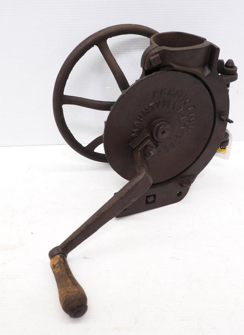 Lot 663: Perfection hand-crank box-type corn sheller