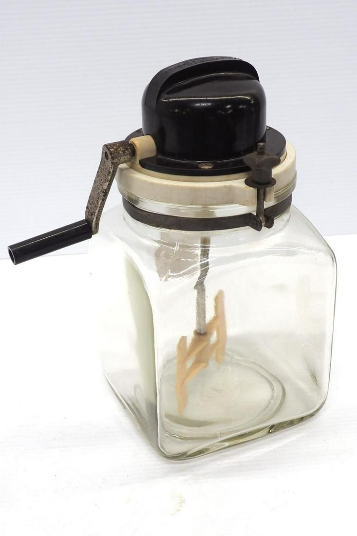 Lot 668: Vrtka hand-crank 4-quart butter churn