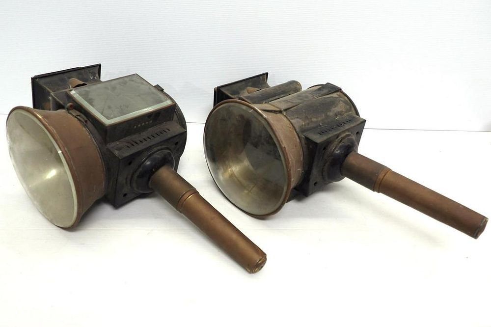 Lot 715: (2) Kerosene carriage lamps