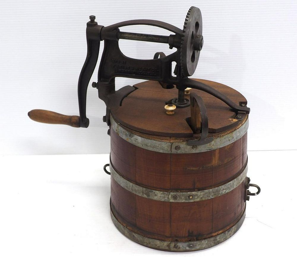Lot 727: Fayway hand-crank butter separator