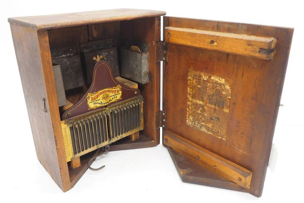 Lot 735: Dairymen's Supply Co. milk scale