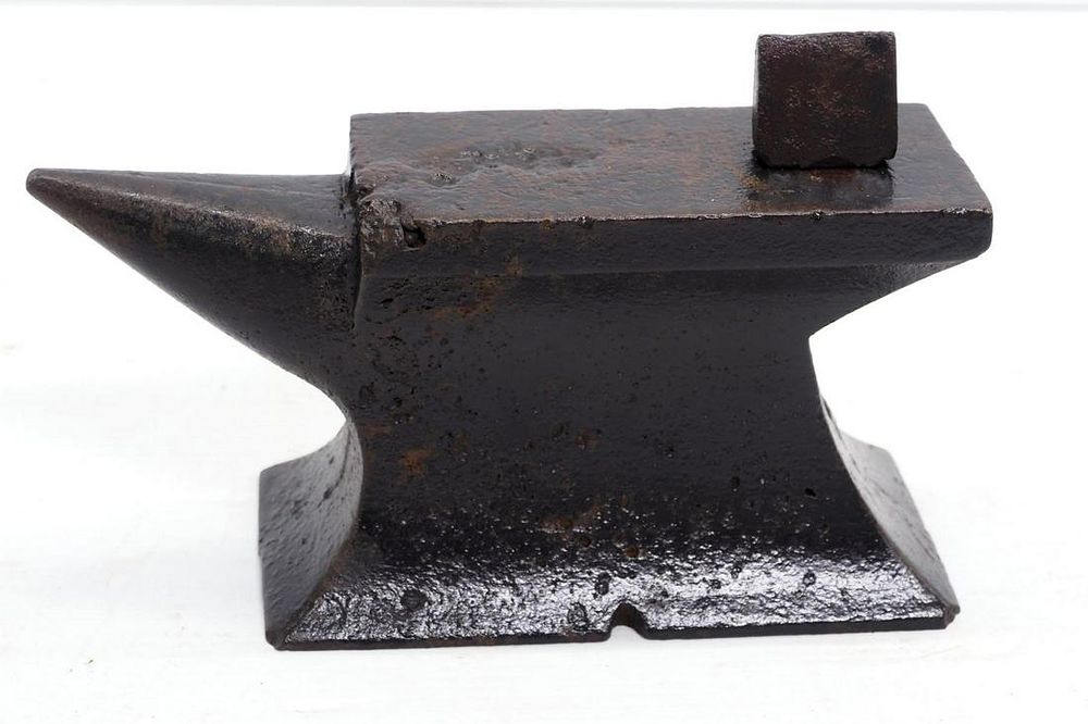 Lot 744: Anvil with hardy