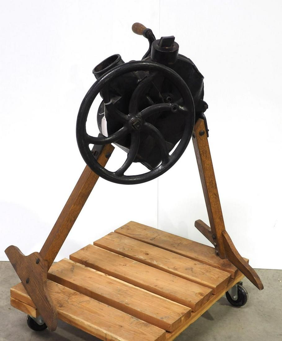 Lot 746: Cast iron floor model hand-crank corn sheller