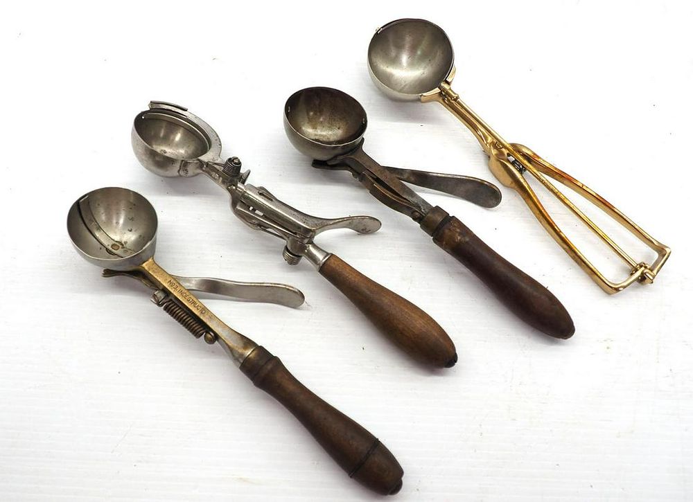 Lot 752: (4) Ice cream scoops
