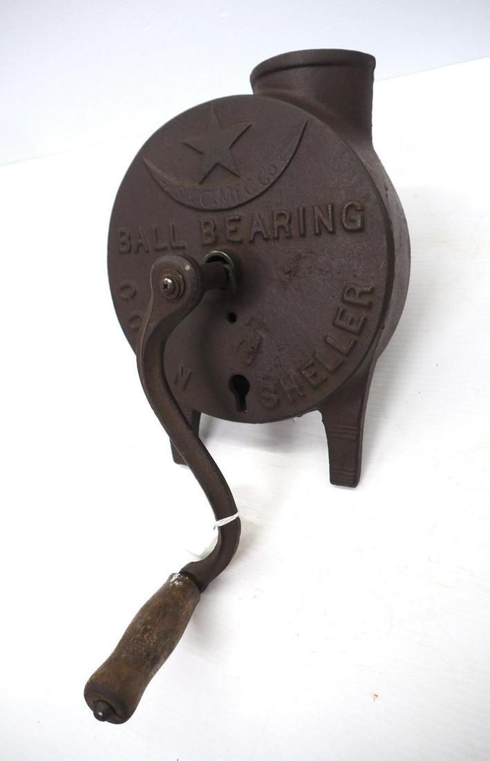 Lot 753: Ball-bearing hand-crank box-type corn sheller