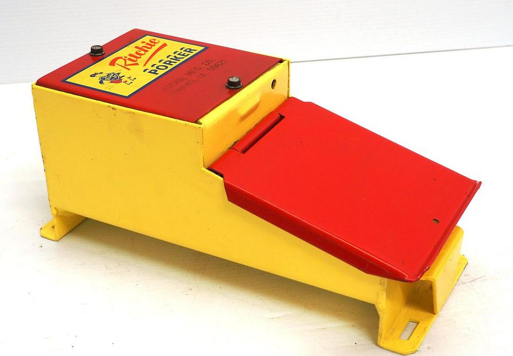 Lot 764: Ritchie Porker hog waterer