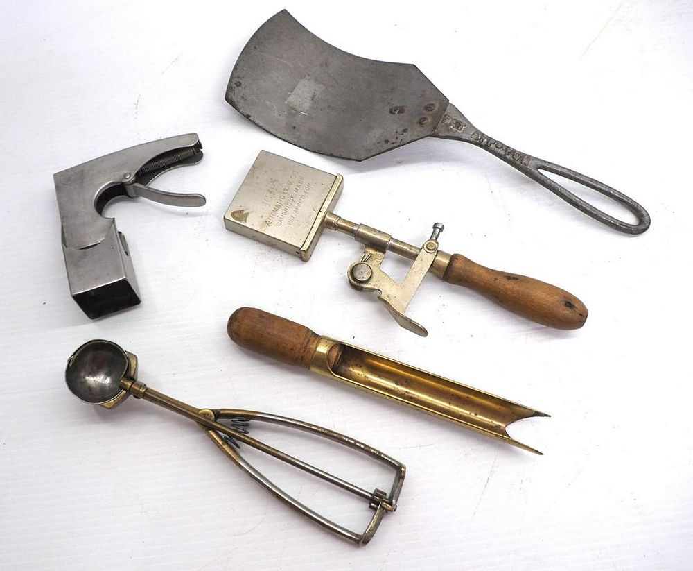 Lot 766: (5) Dairy tools