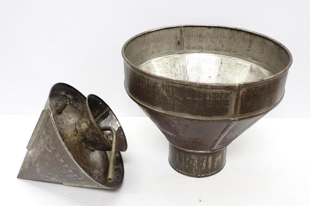 Lot 778: Galvanized milk can cooler / Milk strainer