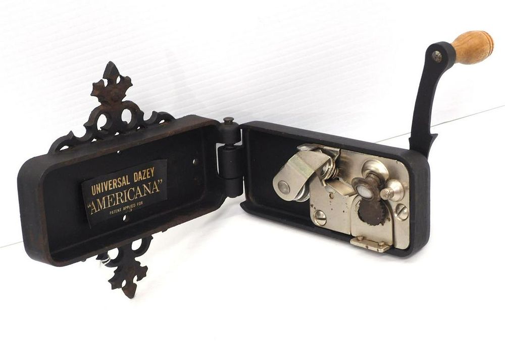 Lot 788: Dazey cast iron can opener