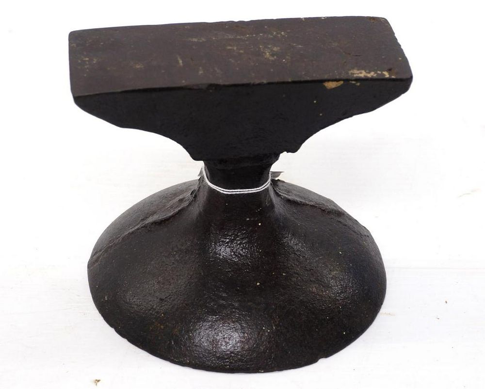 Lot 802: Cast iron anvil