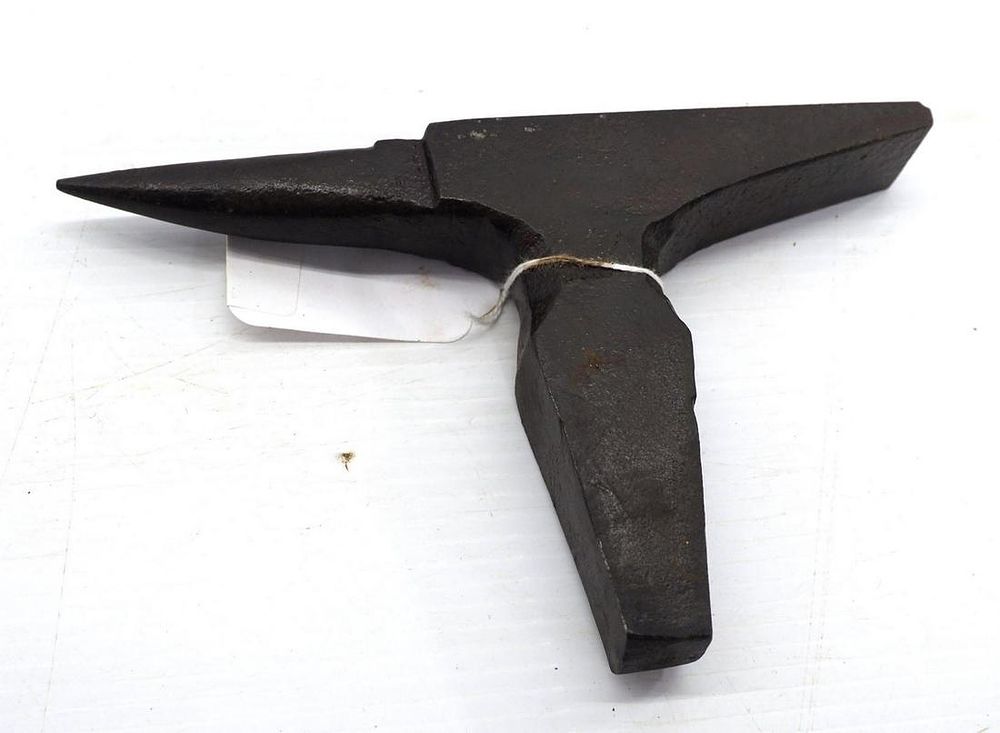 Lot 824: Cast iron anvil hardy