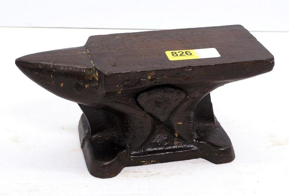 Lot 826: Cast iron anvil