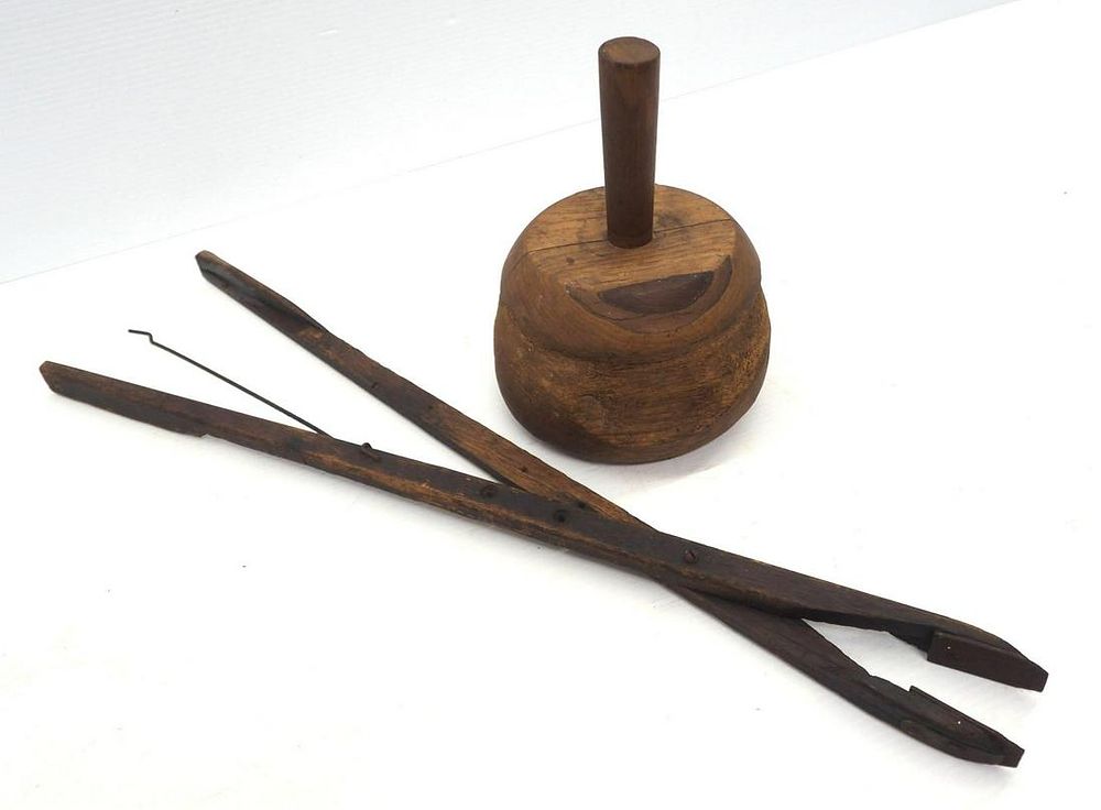 Lot 836: Wooden mallet / Primitive clothes grabber