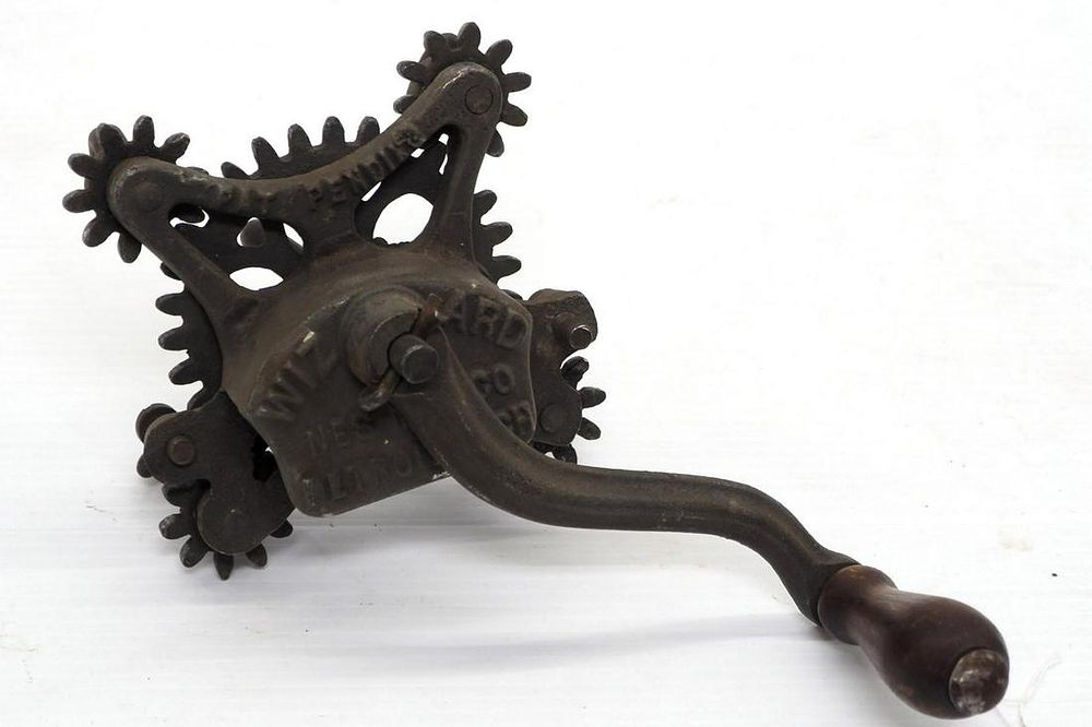 Lot 860: Nes Mfg. Co. "Wizard" hand-crank rope maker