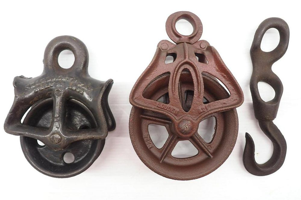 Lot 878: (2) Pulleys / Rope Hook