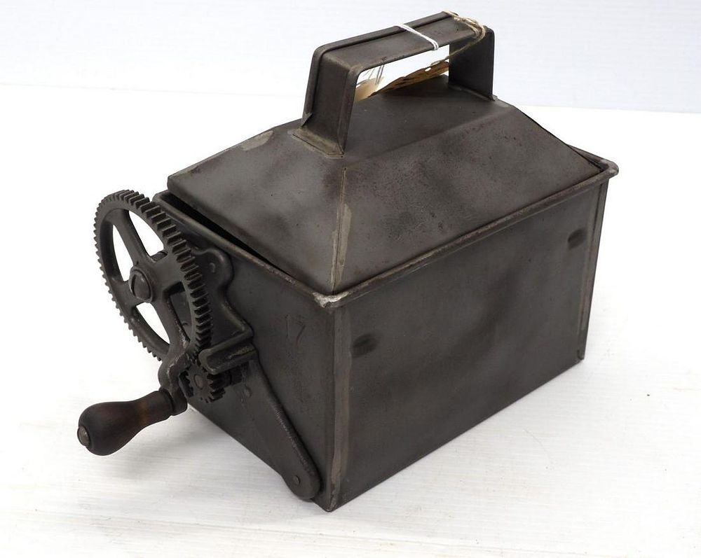 Lot 880: Hand-crank-cream separator disk washer