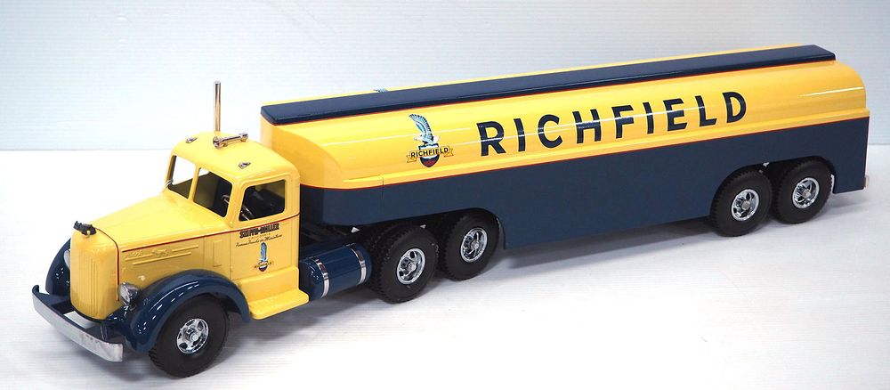 Lot 8: Smith Miller Richfield Tanker Truck