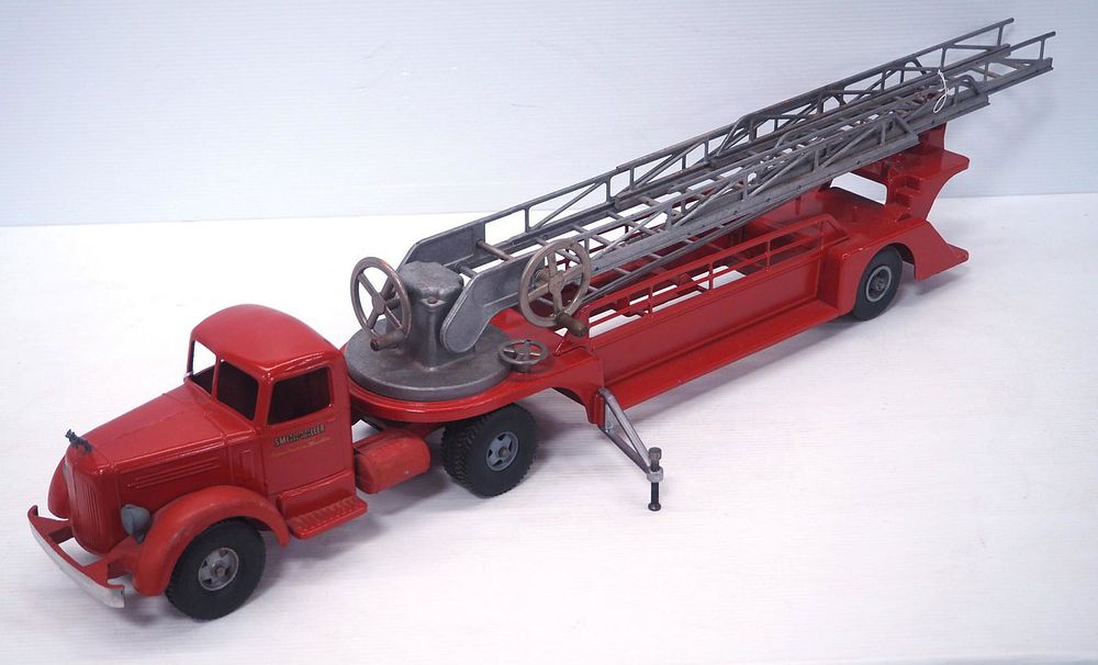 Lot 25: Smith Miller fire truck